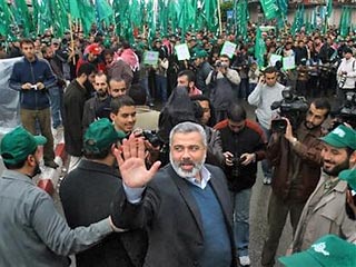 Палестинский Центризбирком отложил до вечера оглашение результатов состоявшихся накануне выборов в законодательное собрание. Причины отсрочки не называются. Между тем по неофициальным данным, победу на них одержала экстремистская группировка "Хамас"