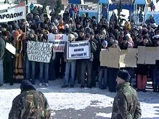 Около 100 человек собрались в субботу на митинг на центральной площади Владивостока с требованием проведения объективного расследование обстоятельств крупного пожара в городе, унесшего 16 января жизни девяти человек