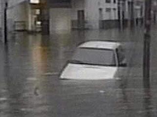 Ливень затопил гараж торгового центра в Рио - шесть человек утонули