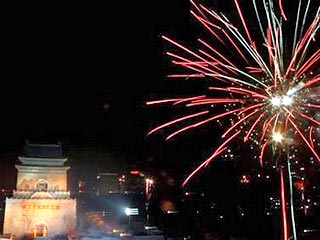 В полночь с субботы на воскресенье наступил Новый год по китайскому календарю, год Огненной Собаки. Небывалое количество фейерверков и хлопушек было запущено в новогоднюю ночь в китайской столице