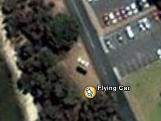 Зоркие интернетчики, рассматривая фрагмент карты, на котором изображена автостоянка в районе австралийского города Перт, заметили, одна из машин буквально парит в воздухе