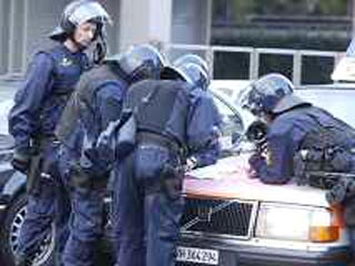 Вооруженный мужчина проник в понедельник утром в помещение филиала банка Credit Suisse в Цюрихе и захватил в заложники служащего банка. Об этом стало известно из полицейских источников
