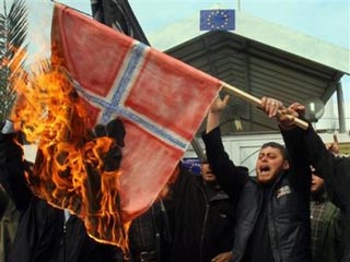 Манифестанты сожгли датские флаги и потребовали от палестинских властей порвать дипломатические отношения с Данией