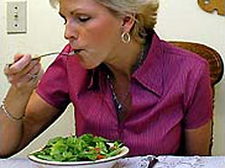 Снижение ежедневного потребления калорий на 40% помогает продлить жизнь, считают диетологи