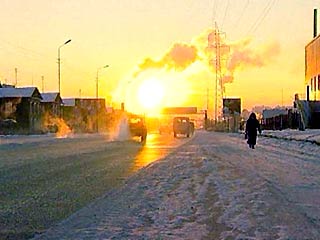 Восток России в эти дни заморозили рекордные холода. Самая тяжелая ситуация сложилась к настоящему времени в Бурятии, где термометры показывают ниже 40 градусов мороза. А самыми лютыми морозы будут в Магаданской области - до минус 60