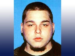 Личность нападавшего установлена - полиция ведет поиск 18-летнего Джекоба Д. Робида, которого обвиняют в покушении на жизнь, и нападении