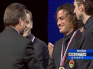 Футболисты ЦСКА получили золотые медали чемпионов России-2005