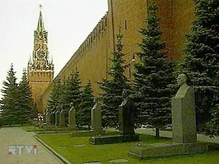 Ряд сенаторов высказались за то, чтобы вынести с Красной площади останки Ленина, Сталина, а также других исторических деятелей советской эпохи и перезахоронить их на специальном мемориальном кладбище