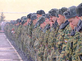 В российской армии продолжается широко рекламируемый набор солдат на службу по контракту. Как и в случае с дедовщиной, подписание контрактов солдатами-"срочниками", которым приходит время возвращаться на "гражданку", также не обходится без пыток