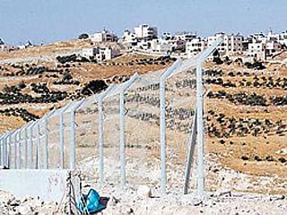 Израиль завершит строительство защитной стены, которая должна полностью отделить его от палестинцев, в 2007 году. Об этом сообщил представитель израильского министерства обороны полковник Данни Тирза