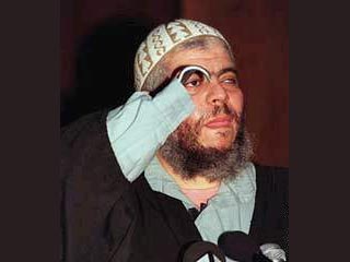Радикально настроенный мусульманский проповедник Абу Хамза, которого лондонский суд накануне приговорил к семи годам тюремного заключения за подстрекательство к убийствам и разжигание расовой ненависти, наставлял троих из предполагаемых четырех организато