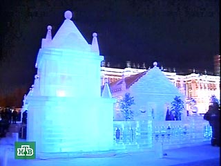 Мороз не помешал сотням петербуржцев увидеть в среду вечером в искусственной подсветке "ледяное чудо света" - воссозданный на Дворцовой площади северной столицы дворец-римейк эпохи императрицы Анны Иоанновны