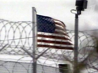 На американской военной базе Гуантанамо к заключенным начали применяться "чрезвычайные меры" по принудительному кормлению