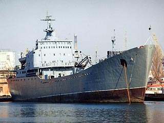 Военно-транспортный корабль украинского флота "Ровно", который до раздела Черноморского Флота Советского Союза именовался большим десантным кораблем, едва не ушел под воду в Керченском морском порту