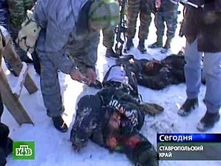 На месте боя с уничтоженной в пятницу в ауле Тукуй-Мектеб Нефтекумского района Ставрополья бандой обнаружены тела не 12, как сообщалось ранее, а 8 убитых боевиков
