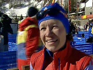 Российская лыжница Евгения Медведева-Арбузова заняла третье место в дуатлоне (7,5 км классический стиль + 7,5 км свободный стиль) и принесла для олимпийской команды России первую медаль в Турине