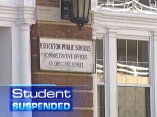 В США разразился общенациональный скандал после того, как на прошлой неделе школьнику из города Броктона (штат Массачусетс) в течение трех дней запретили посещать уроки за "сексуальное домогательство"