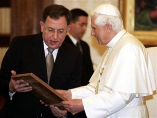 Папа Римский Бенедикт XVI принял сегодня в Ватикане главу ливанского правительства Фуада ас-Синьора