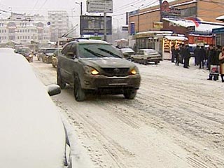 Сильный снегопад, который обрушился на Москву минувшей ночью, создал проблемы на столичных автодорогах. Большинство дорог, особенно в спальных районах столицы, засыпаны снегом