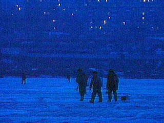 Во Владивостоке спасены двое подростков, катавшиеся на льдине