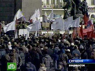 Около трех тысяч человек вышли в субботу на центральную площадь Владивостока, протестуя против повышения тарифов в сфере жилищно-коммунального хозяйства