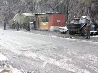 Российский миротворец в Южной Осетии вынужден был открыть огонь из автомата для того, чтобы остановить водителя автомобиля, чуть было не сбившего постового на КПП в селении Мегврекиси. Действия военнослужащего признаны правомерными