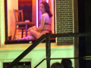 Проститутки в районе "красных фонарей" Амстердама провели день открытых дверей. Вход был свободным в топлес-бары, стриптиз-клубы и публичные дома