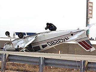 В пригороде Чикаго легкий учебный самолет совершил вынужденную посадку на скоростную автомобильную трассу Элджин-Охара (Elgin-O'Hare)