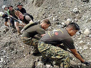 Морпехи США спасли на Филиппинах 50 детей, погребенных под завалами школы