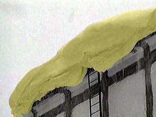 Снег серо-желтого цвета выпал на территории села Сабо, расположенного в 80-ти км южнее города Оха на севере Сахалина