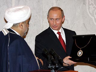 Владимир Путин объявил о созыве в Москве всемирного саммита религиозных лидеров и получил орден Шейх уль-ислама
