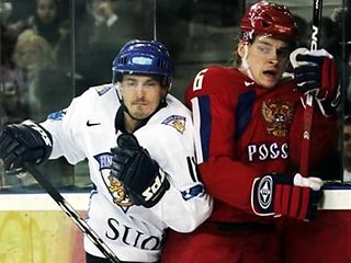 Во втором полуфинальном матче хоккейного турнира сборная России проигрывает команде Финляндии со счетом 0:3