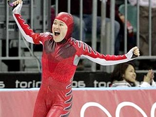 Канадская конькобежка Клара Хьюз выиграла 5000 метров