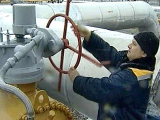 Компания "Газ Украины" приостановила поставки природного газа 81 теплоснабжающему предприятию, нарушившему договорные обязательства и не обеспечившему надлежащих расчетов за потребленное в 2006 году топливо