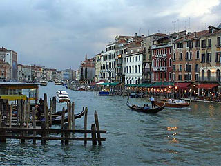 Нетрезвая жительница Венеции, угнав водное такси, устроила "догонялки" с полицией в стиле Джеймса Бонда