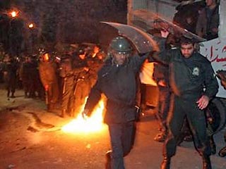 Британское посольство в Тегеране закидали камнями и бутылками с зажигательной смесью