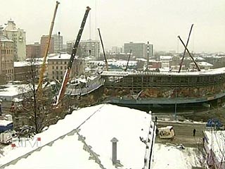 23 февраля. Рухнула крыша Басманного рынка в Москве. Погибли 66 человек
