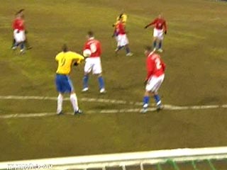 На 15-й минуте матча Роналдо забил гол рукой в ворота сборной России