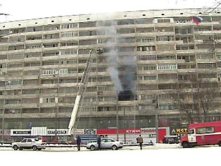 Сильный пожар возник в пятницу утром в жилом доме на Ленинградском проспекте, есть пострадавшие