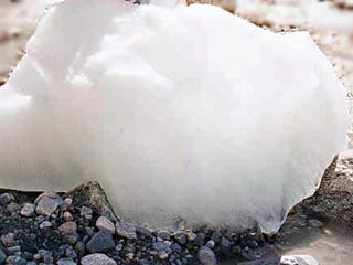 На жителей дома в канадской столице с неба в третий раз упал огромный кусок льда