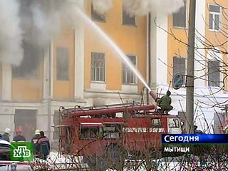 Пожарные и спасатели ведут борьбу с огнем в Институте леса, расположенном в городе Мытищи Московской области