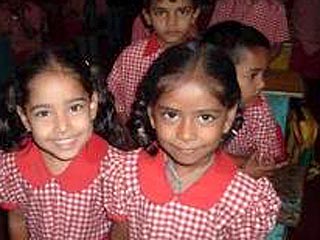 В индийской школе детей учат писать двумя руками одновременно на разных языках