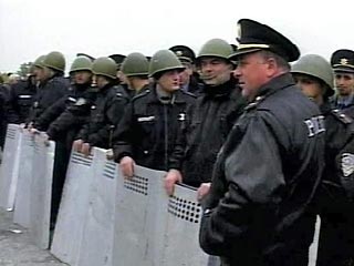Грузинские полицейские в четверг во второй половине дня применили силу против собравшихся на митинг перед зданием парламента нескольких тысяч сторонников оппозиции, сумели вытеснить толпу митингующих с проезжей части проспекта Руставели