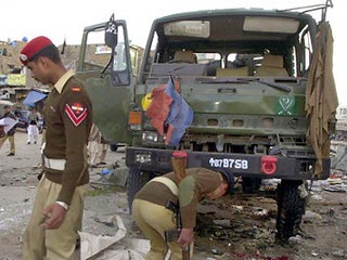 В Пакистане в пятницу подорвался на мине пассажирский автобус. Как сообщают пакистанские источники со ссылкой на представителей местных властей, погибли 26 человек, еще 7 ранены. Люди направлялись на свадьбу в одну из соседних деревень
