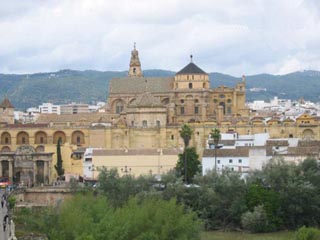 Испания просит приостановить распродажу балок кордовской мечети X века