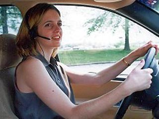Разговор по телефону во время вождения опасен даже в случае, если водитель пользуется hands-free и обе его руки свободны