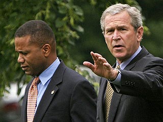 Бывшему главному помощнику президента США Джорджа Буша по внутренней политике Клоду Аллену предъявлены обвинения в совершении серии краж в двух универмагах в пригороде Вашингтона Гайтерсбурге на общую сумму более $5 тысяч
