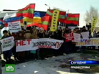 Уже четыре дня КПП пикетируют общественные организации Приднестровья, расценившие эти меры как экономическую блокаду. С другой стороны границы к ним присоединились украинские оппозиционные партии, критикующие "продажную оранжевую власть"