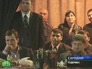 "Коммерсант": экс-премьер Чечни Абрамов сплясал лезгинку под пистолет и доллары Рамзана Кадырова