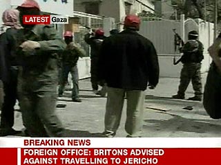 Вооруженные палестинцы подожгли консульство Великобритании